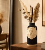 Vaso Leone bicolor nero e crema vista laterale per interni contemporanei