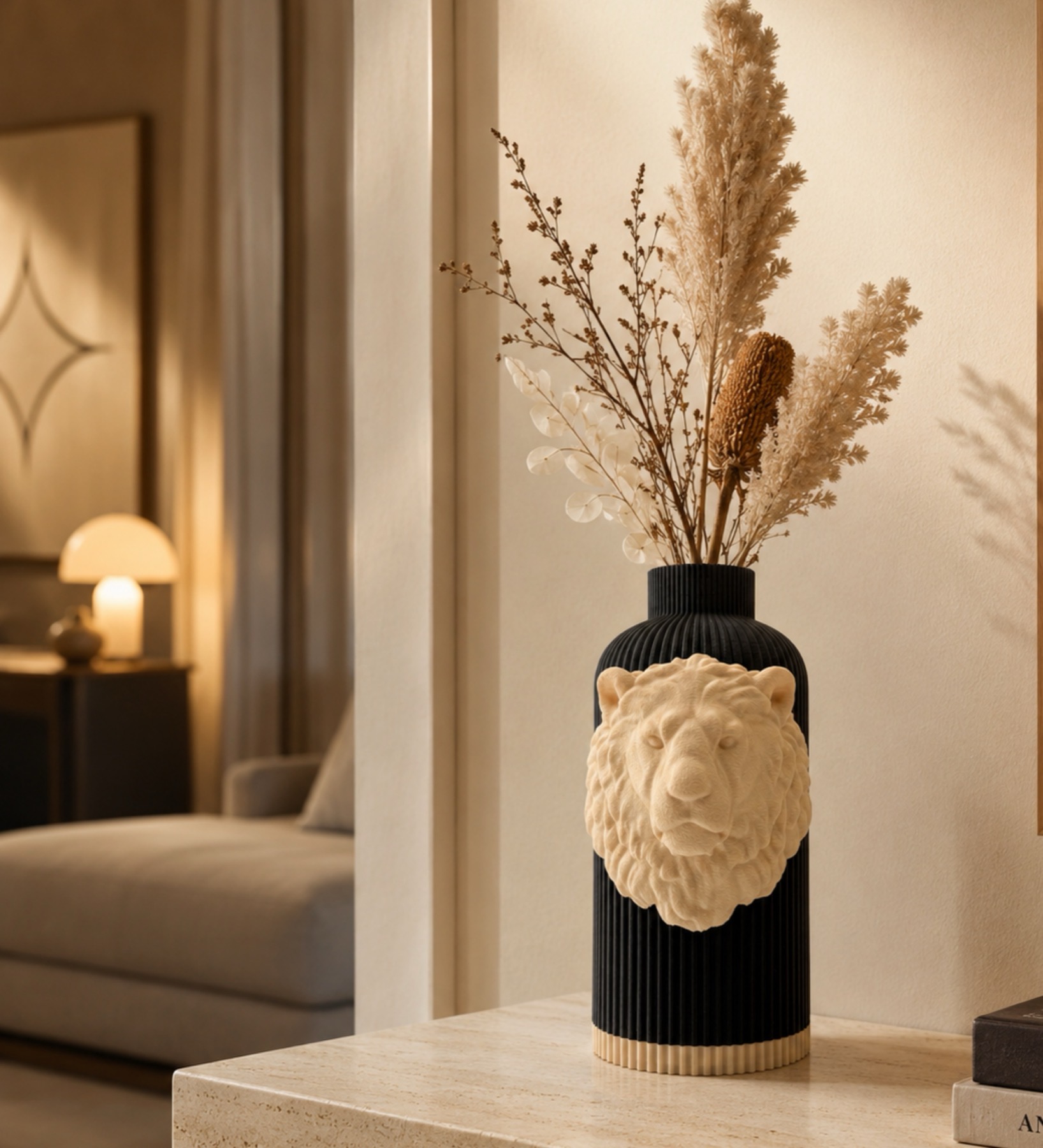 Vaso Leone Savana King nero e crema ambientato in un interno contemporaneo