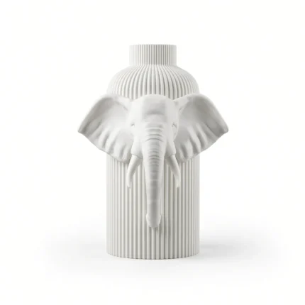 Vaso Elefante Maestoso bianco con superficie rigata, vista frontale su fondo bianco.