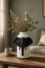 Vaso Elefante bianco e nero della Black and White Collection, ambientato con rami decorativi e foglie secche.
