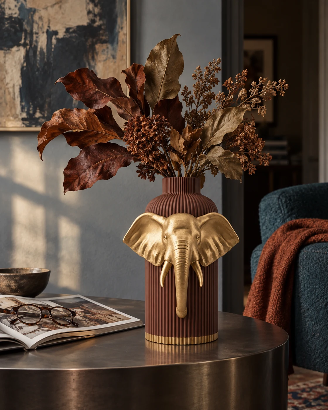 Vaso Elefante della Brown and Gold Collection ambientato in un interno
