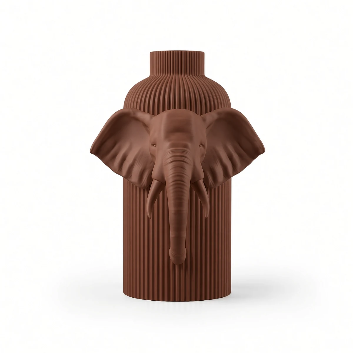 Vaso Elefante — Brown Collection, vista frontale Vaso Elefante marrone della Brown Collection, vista frontale su fondo bianco.