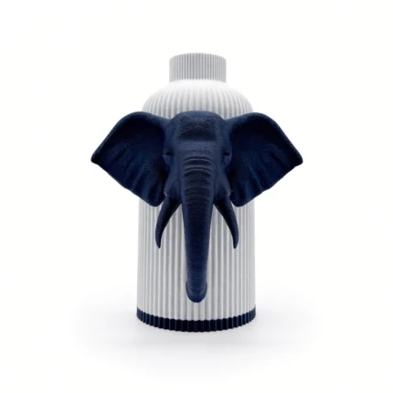 Vaso Elefante con corpo chiaro effetto marmo e decorazione blu notte, della Marble and Blue Collection, vista frontale su fondo bianco.