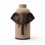 Vaso Elefante marrone e crema della Marrone e Crema Collection, vista frontale su fondo bianco.