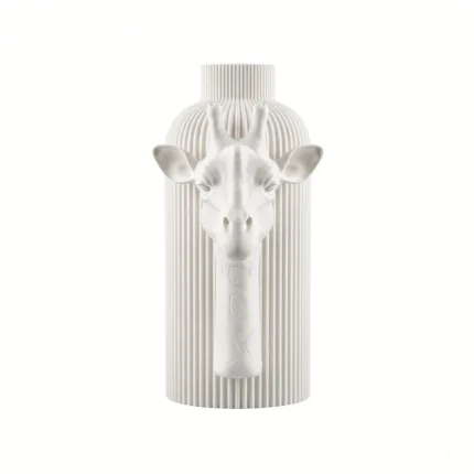 Vaso Giraffa Elegante bianco con superficie rigata, vista frontale su fondo bianco.