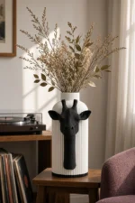 Vaso Giraffa bianco e nero della Black and White Collection, ambientato con rami decorativi e foglie secche.