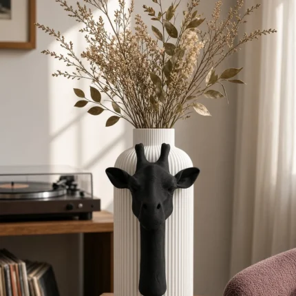 Vaso Giraffa bianco e nero della Black and White Collection, ambientato con rami decorativi e foglie secche.
