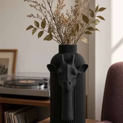 Vaso Giraffa Elegante nero della Black Collection, ambientato con rami decorativi e foglie secche.