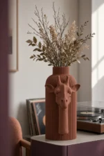 Vaso Giraffa marrone della Brown Collection, ambientato con rami decorativi e foglie secche.