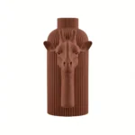 Vaso Giraffa marrone della Brown Collection, vista frontale su fondo bianco.