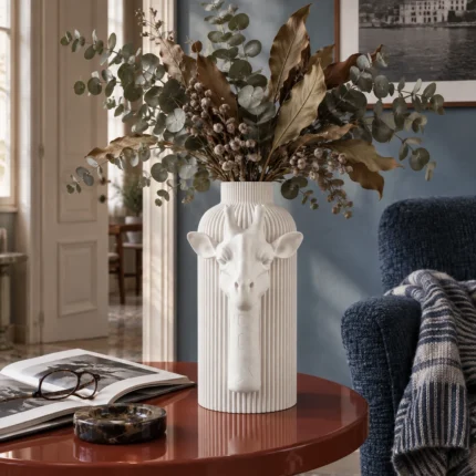 Vaso Giraffa Elegante bianco della White Collection, ambientato con una composizione di rami e foglie secche.