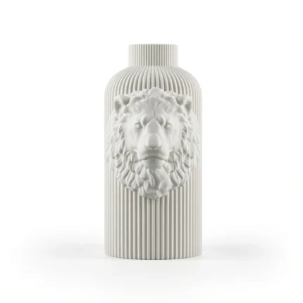 Vaso Leone Potente bianco con superficie rigata, vista frontale su fondo bianco.