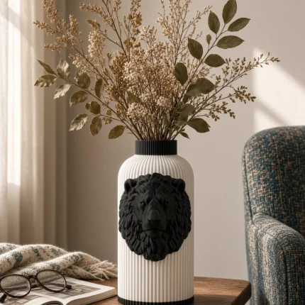 Vaso Leone bianco e nero della Black and White Collection, ambientato con rami decorativi e foglie secche.