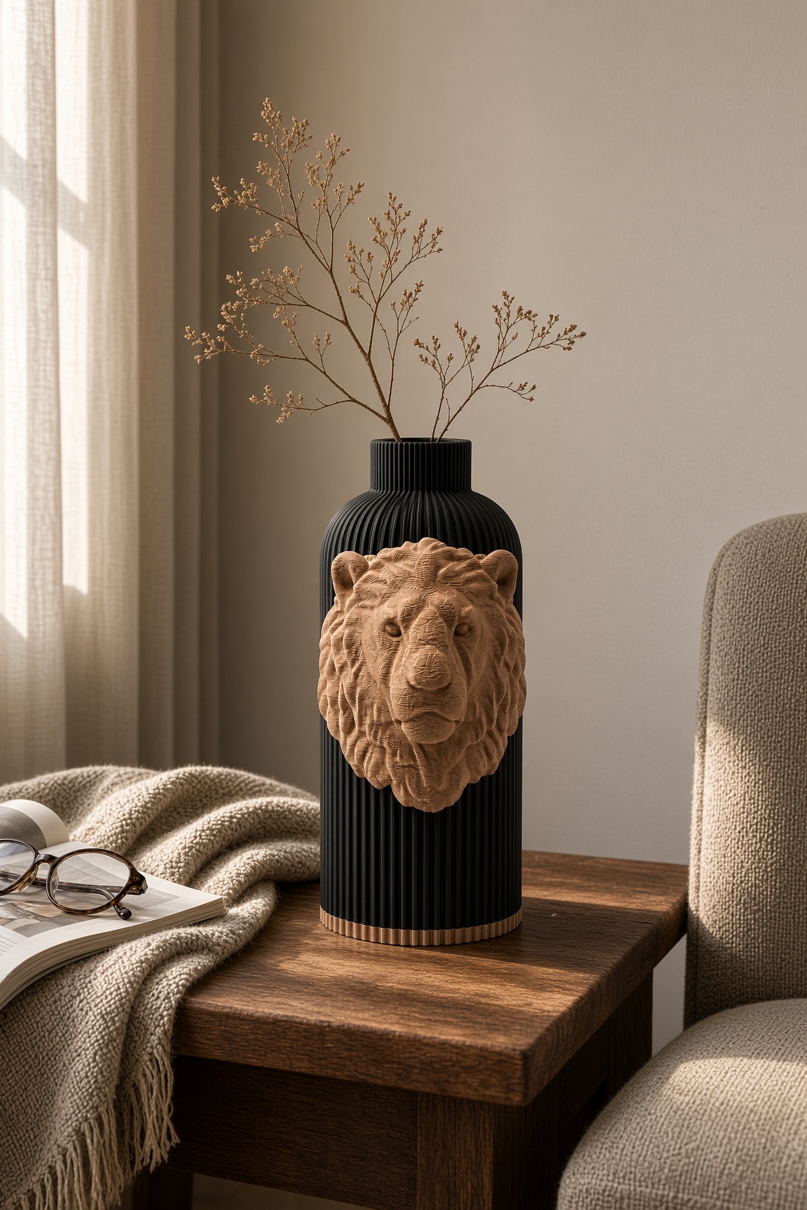 Vaso Leone Black Creme, corpo nero con decorazione e bordo alla base color crema, ambientato con rami secchi.