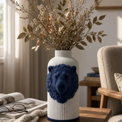 Vaso Leone con corpo chiaro effetto marmo e decorazione blu notte, della Marble and Blue Collection, ambientato con rami decorativi e foglie secche.