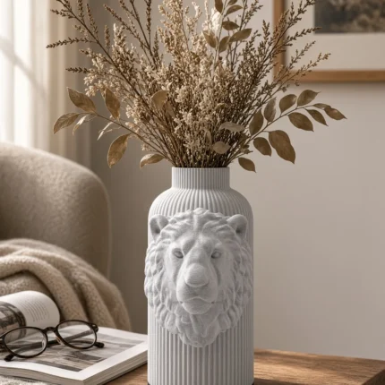 Vaso Leone chiaro effetto marmo della Marble Collection, ambientato con rami decorativi e foglie secche.
