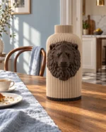 Vaso Leone marrone e crema della Marrone e Crema Collection, ambientato con rami decorativi e foglie secche.