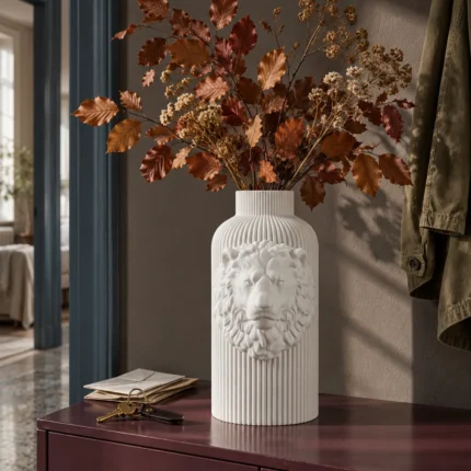 Vaso Leone Potente bianco della White Collection, ambientato con una composizione di rami e foglie secche.