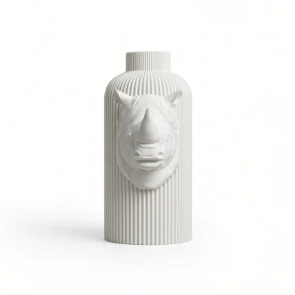 Vaso Rinoceronte Corazzato bianco con superficie rigata, vista frontale su fondo bianco.