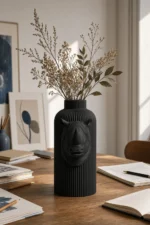 Vaso Rinoceronte Corazzato nero della Black Collection, ambientato con rami decorativi e foglie secche.