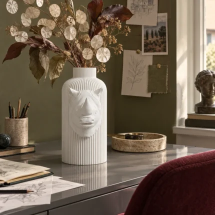 Vaso Rinoceronte Corazzato bianco della White Collection, ambientato con una composizione di rami e foglie secche.