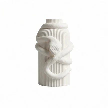 Vaso Serpente Avvolgente bianco con superficie rigata, vista frontale su fondo bianco.