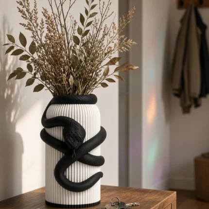 Vaso Serpente bianco e nero della Black and White Collection, ambientato con rami decorativi e foglie secche.