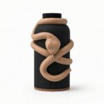 Vaso Serpente Black Creme con corpo nero a righe verticali, serpente e bordo alla base color crema, su fondo bianco.