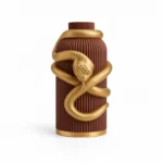 Vaso Serpente Avvolgente marrone con decorazione color oro, vista frontale su fondo bianco.