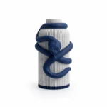 Vaso Serpente con corpo chiaro effetto marmo e decorazione blu notte, della Marble and Blue Collection, vista frontale su fondo bianco.