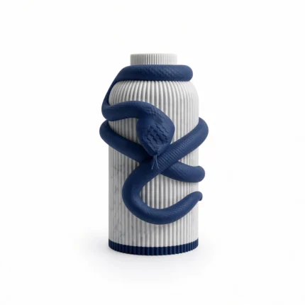 Vaso Serpente con corpo chiaro effetto marmo e decorazione blu notte, della Marble and Blue Collection, vista frontale su fondo bianco.