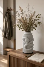 Vaso Serpente chiaro effetto marmo della Marble Collection, ambientato con rami decorativi e foglie secche.