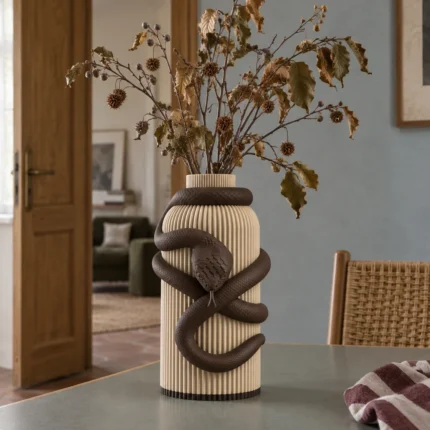 Vaso Serpente marrone e crema della Marrone e Crema Collection, ambientato con rami decorativi e foglie secche.